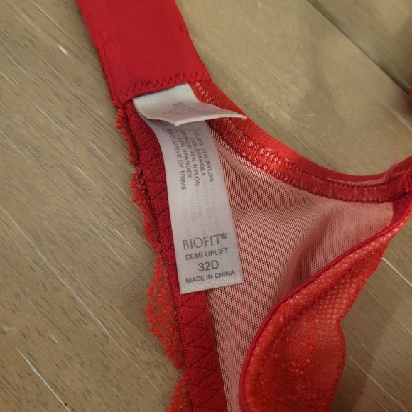 Victoria's Secret Biofit Demi Uplift Bra 32D - Picture 4 of 4